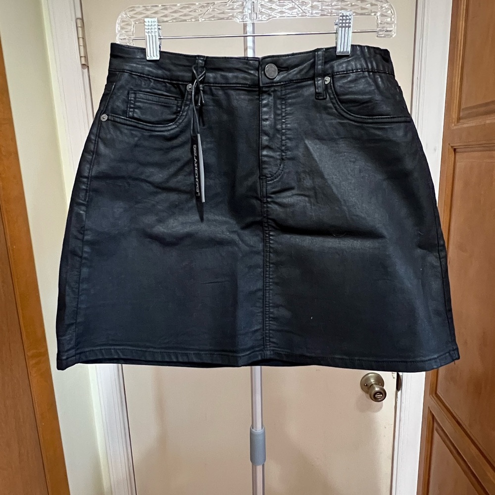 BLANKNYC BLACK SHORT SKIRT SIZE 29 HEMMED BOTTOM LEATHER JEAN LOOK. NWT
